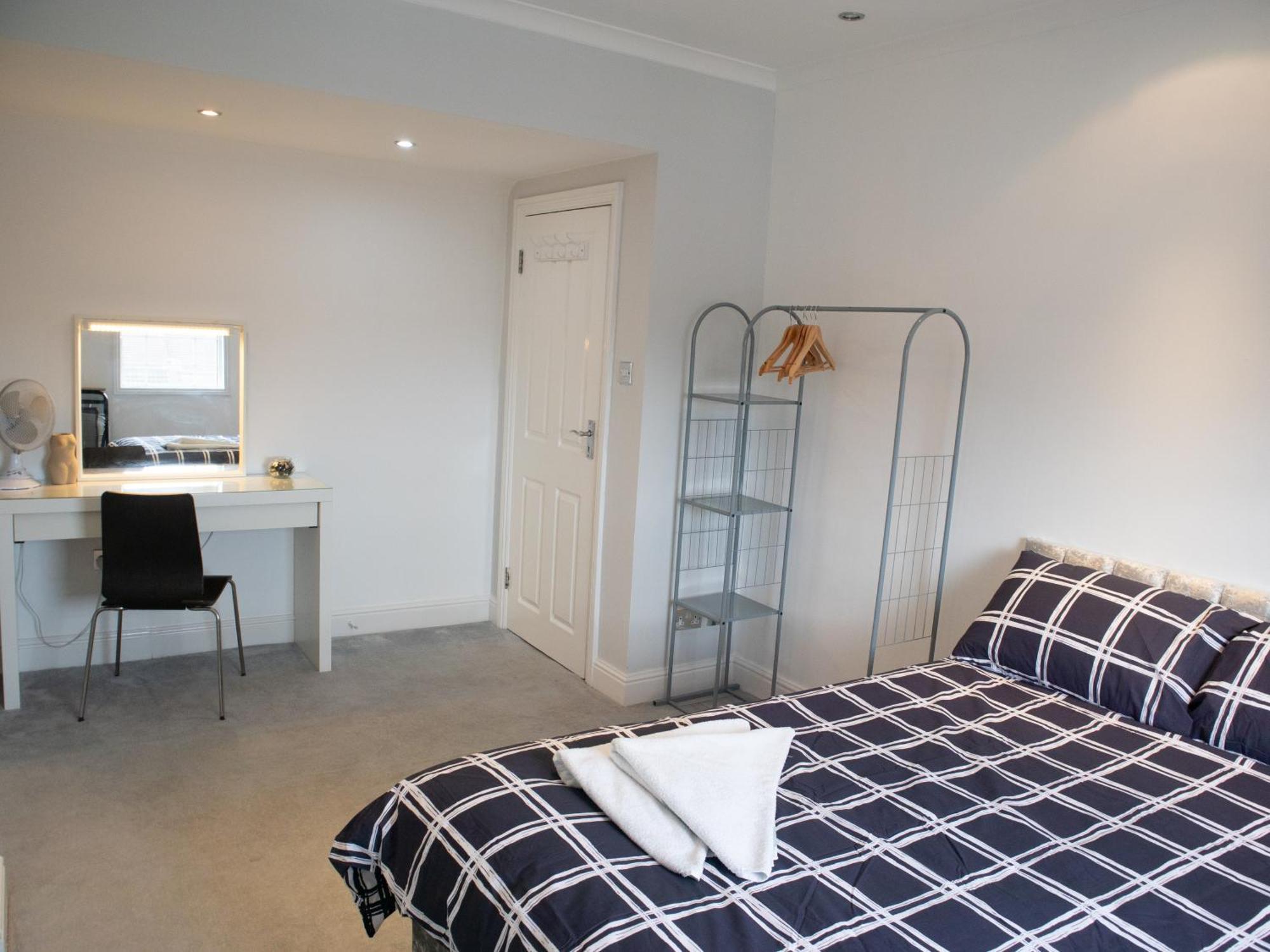 Bright Private Terrace - Free Private Parking - Tv - Wifi - Netflix Apartment *